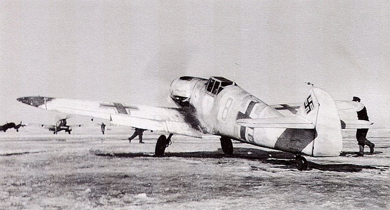 Самолет Мессершмитт Bf.109G из немецкой истребительной эскадры JG 54 после посадки. Ленинградский фронт, 1941—1942 гг.