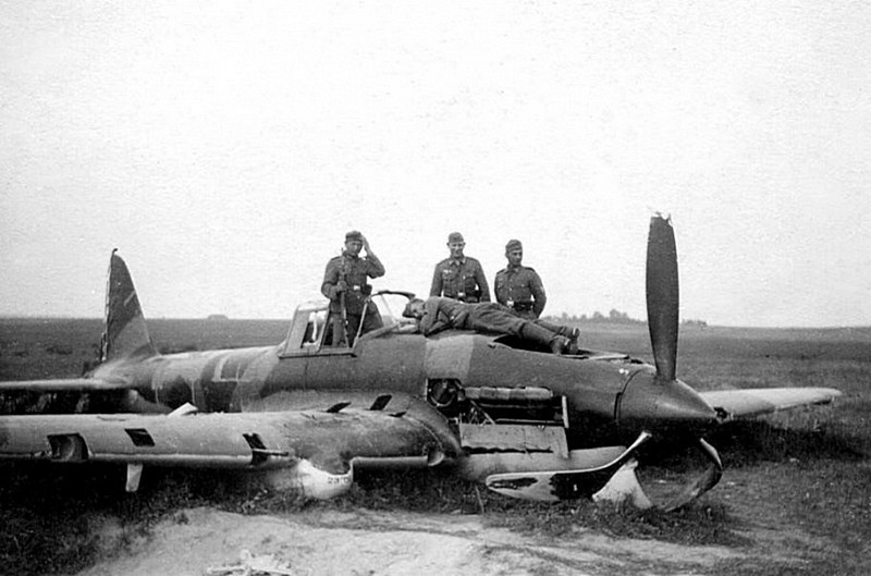 Севший на вынужденную посадку, «на брюхо» в расположении немцев советский штурмовик Ил-2.