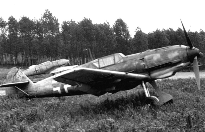 Немецкие истребители Мессершмитт Bf.109E на полевом аэродроме.