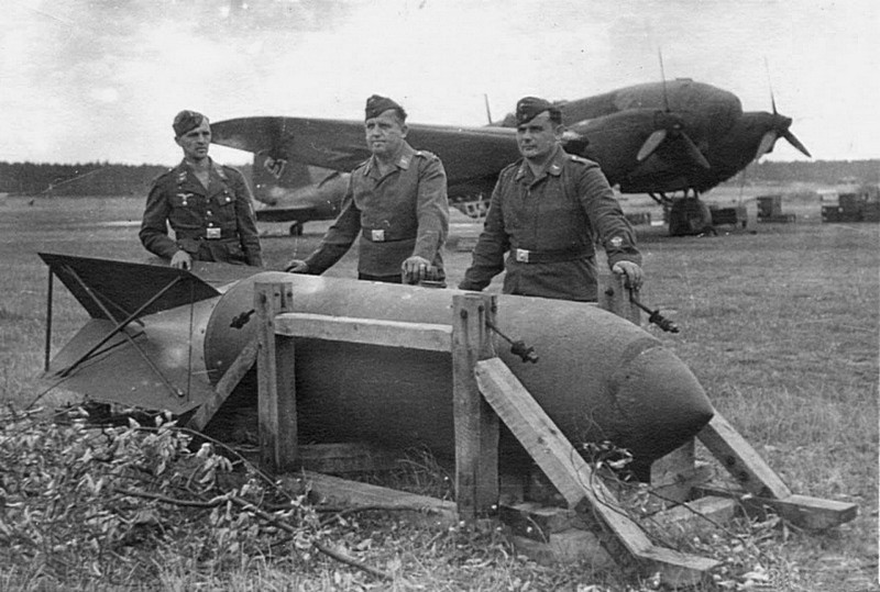 Бомбардировщик He-111, немецкие техники и авиабомба