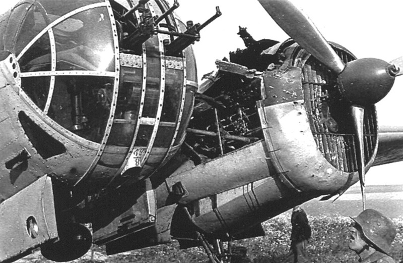 Поврежденный советский бомбардировщик СБ-2, захваченный немцами.