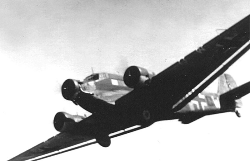 Немецкий транспортный самолет Юнкерс Ю-52 (Ju 52) в полете.