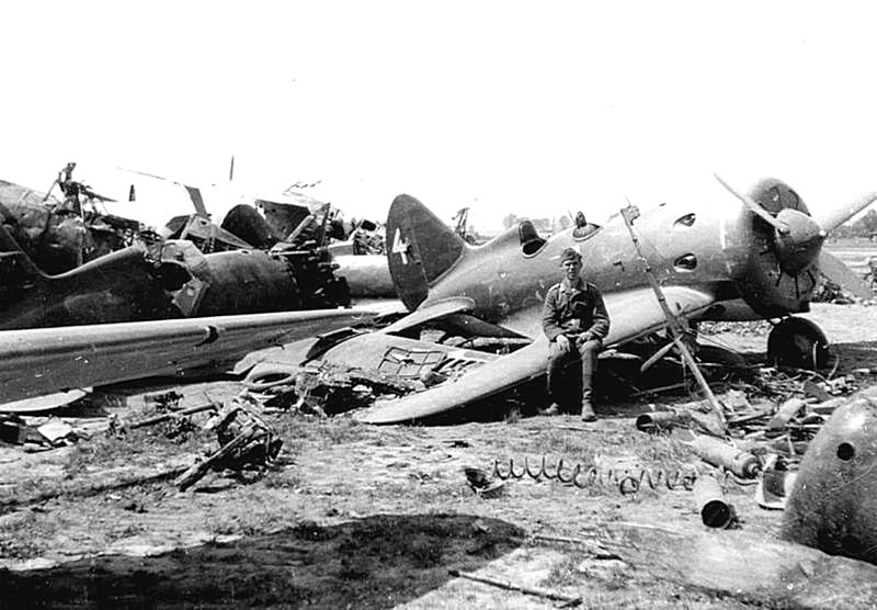 Cоветский аэродром, заполненный разбитыми самолетами. Время съемки: 1941 год