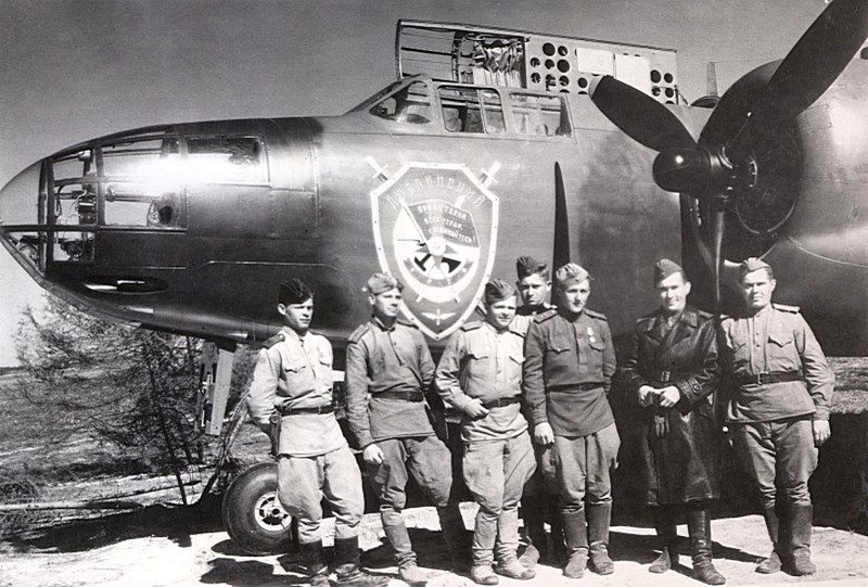 Экипаж бомбардировщика A-20 «Бостон» под командованием Г.А. Осипова. Время съемки: 1944 год. 