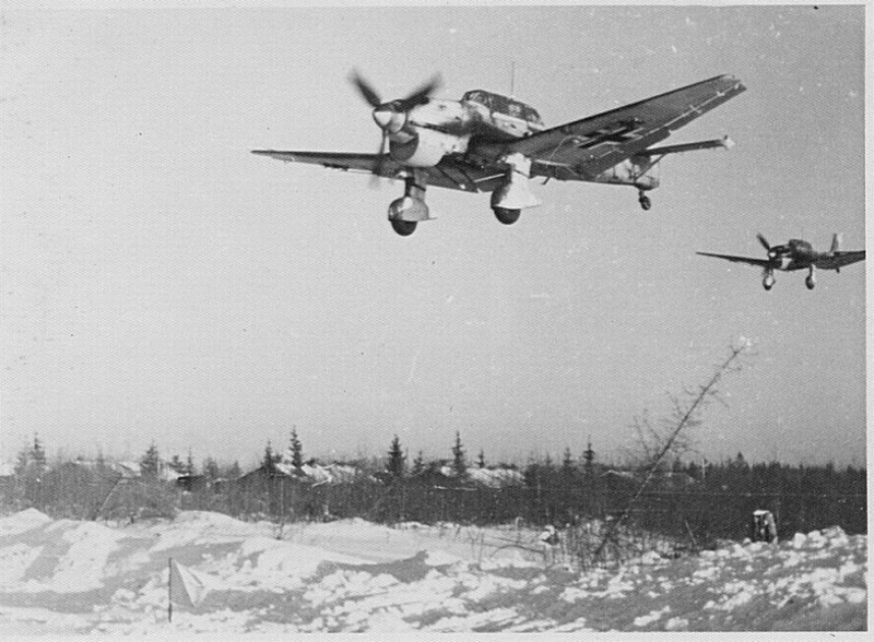 Немецкие пикирующие бомбардировщики Юнкерс Ю-87 (Ju-87) в полете.
