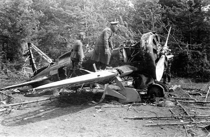 Уничтоженный на земле советский истребитель И-16 (тип 10 или 17).