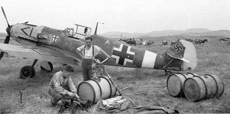 Немецкий самолет-истребитель Мессершмитт Bf.109E7 из 27-й истребительной эскадры (JG-27) на аэродроме. Апрель 1941 года, Балканы.