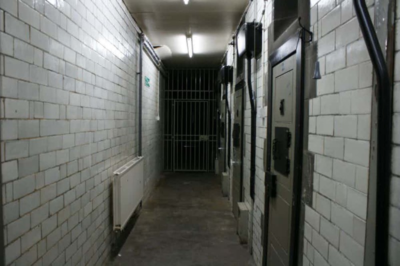 Заброшенная тюрьма в подвале старого здания