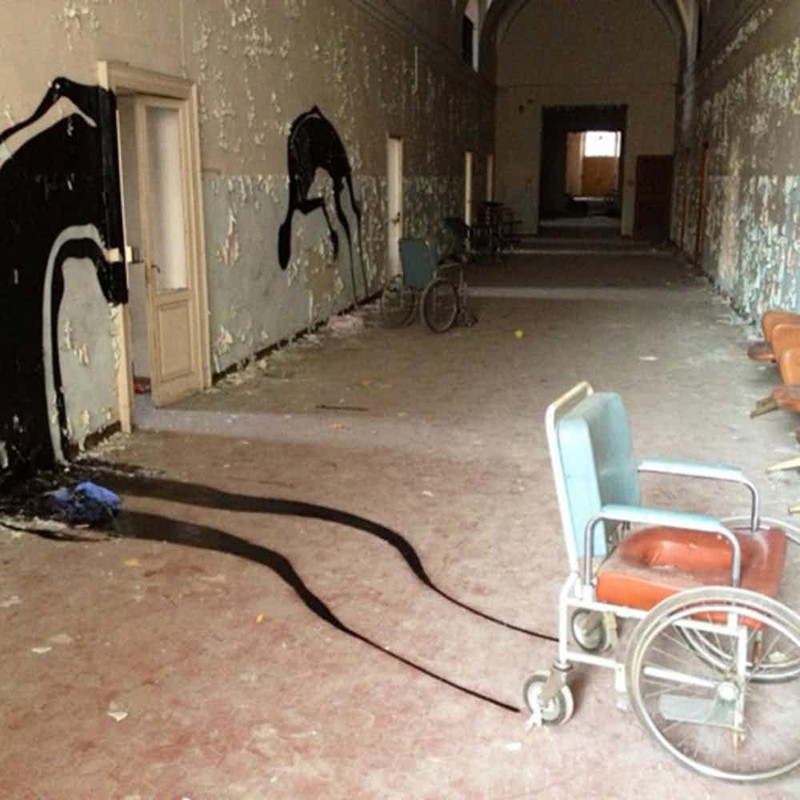 Кресла-каталки и странные рисунки на стенах в заброшенной психиатрической больнице