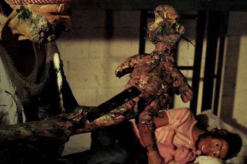 Странные и обгоревшие куклы в заброшенном трейлере