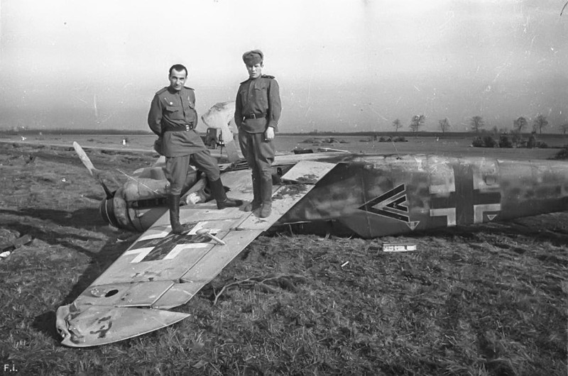 Военнослужащие позируют на немецком истребителе Мессершмитт Bf.109 в Крыму. 