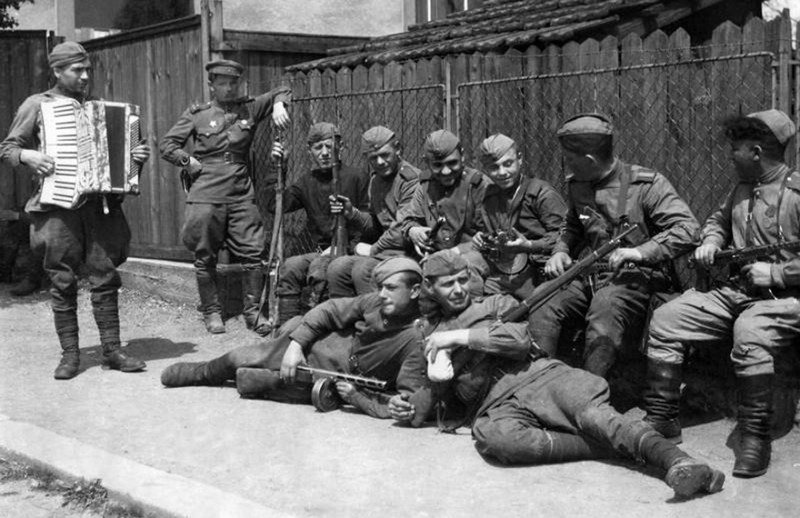 Солдаты на отдыхе, 1945 год.