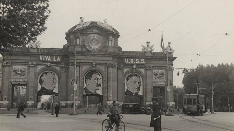Надпись "Слава СССР" с портретами Литвинова, Сталина и Ворошилова на мадридских воротах Пуэрта-де-Алькала по случаю 20-й годовщины Октябрьской революции, 1937 год.