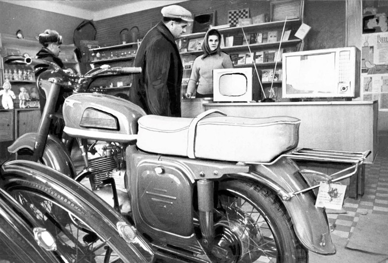 В советском универмаге соседствовали телевизоры и мотоциклы.