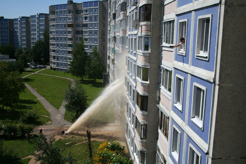 Горячая вода хлынула в окна: Во дворе прорвало трубу, фонтан поднялся до 4-го этажа
