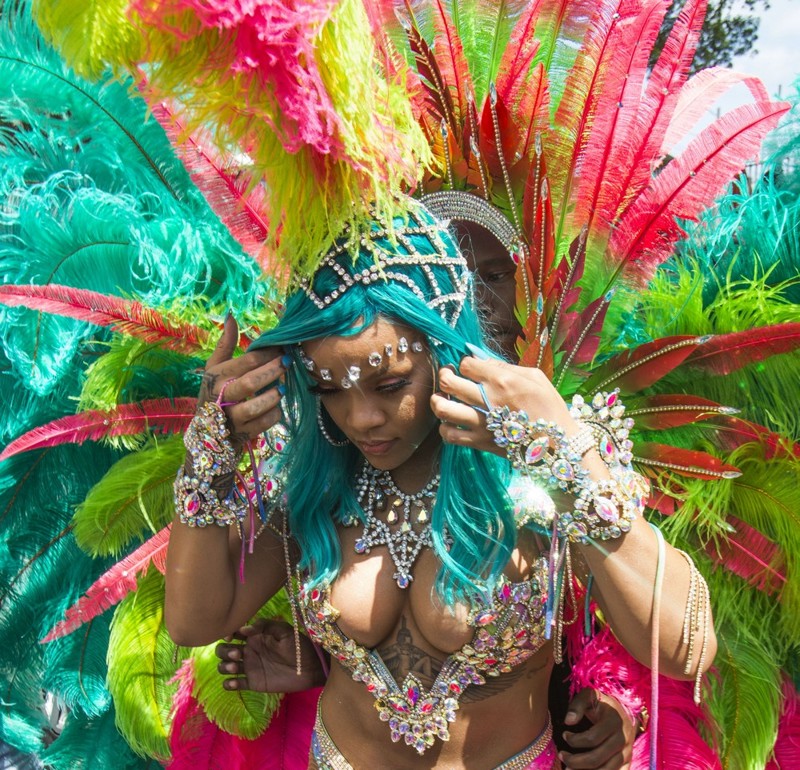 Полуголая и растолстевшая Рианна повеселилась на карнавале на Барбадосе
