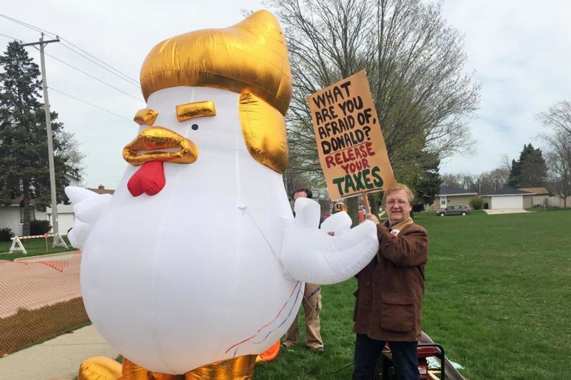 Перед Белым домом появился надувной цыпленок-Трамп
