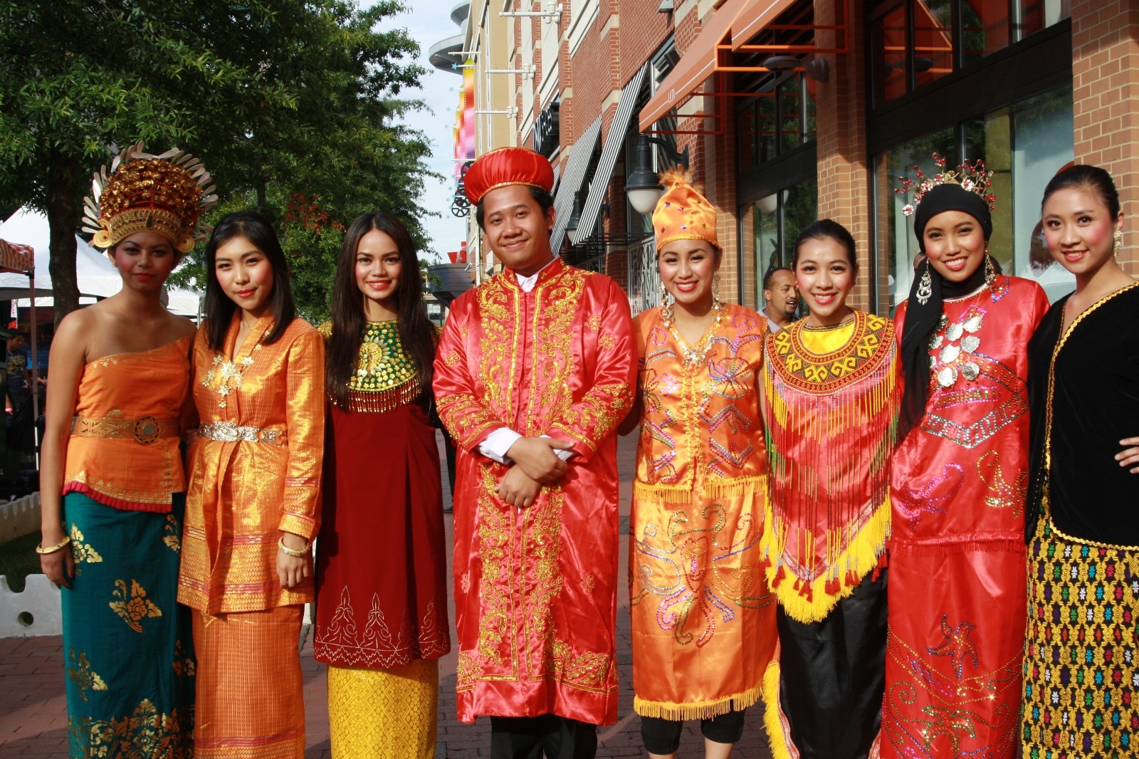 Восточная малайзия. Индонезия яванцы. Яванцы Индонезии народы. Жители Бали балийцы. Баджу одежда Индонезия.