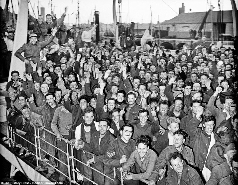Эвакуацию называют "победным поражением" британской армии. Солдаты улыбаются и ликуют - ведь если бы план провалился, всё могло быть гораздо хуже: Гитлер мог нанести британцам гораздо более сокрушительное поражение. Дюнкерк, война, исторические фотографии, история, редкие кадры, солдаты, фильм, фото