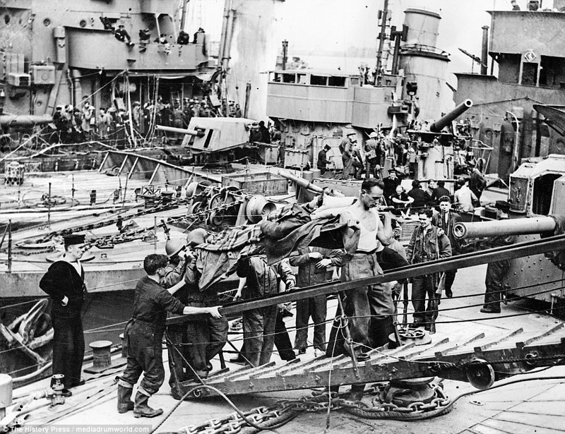 Раненых спускают с кораблей  Дюнкерк, война, исторические фотографии, история, редкие кадры, солдаты, фильм, фото