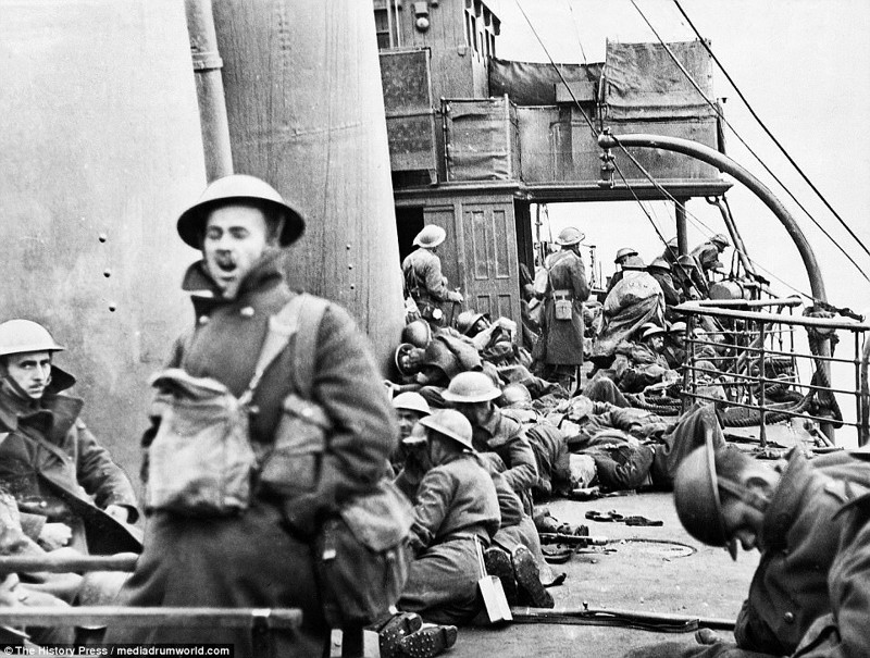 Уставшие бойцы на пути из Дюнкерка Дюнкерк, война, исторические фотографии, история, редкие кадры, солдаты, фильм, фото