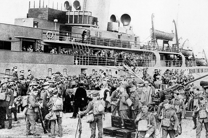 Уинстон Черчилль тогда назвал эвакуацию "чудом", и выразился кратко: "Войны не выигрываются при помощи эвакуаций". Дюнкерк, война, исторические фотографии, история, редкие кадры, солдаты, фильм, фото