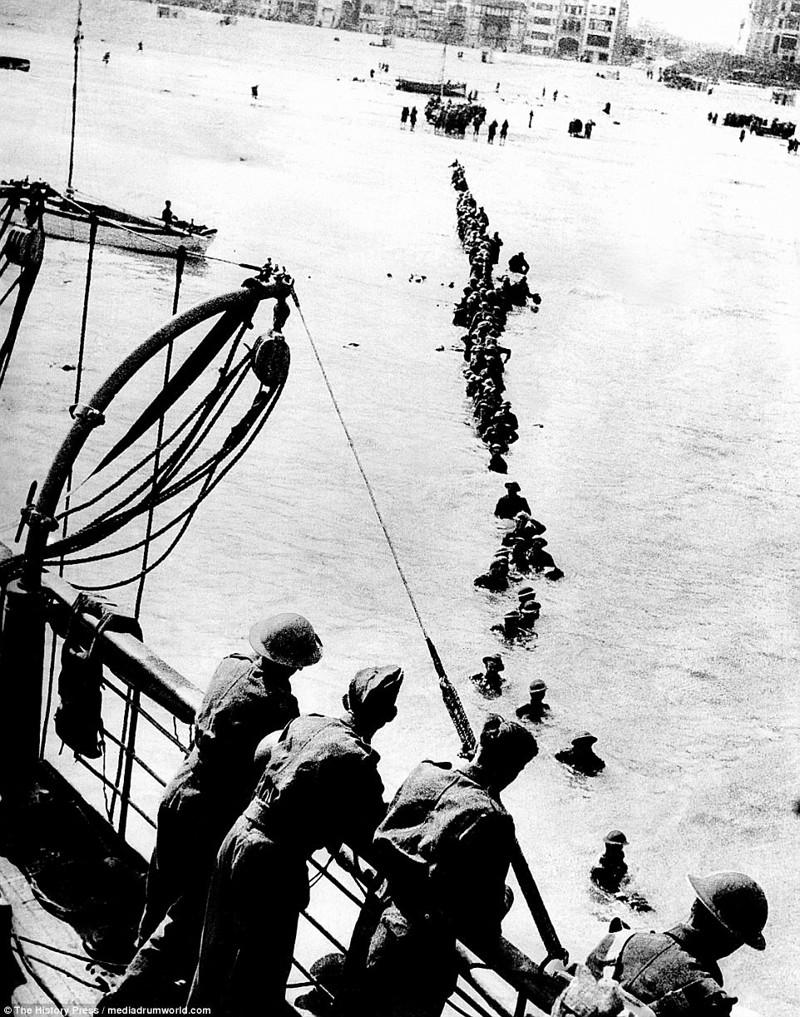 Британские и французские солдаты на пляже Дюнкерка в ожидании эвакуации
