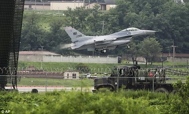 В Сеуле также планируют заняться укреплением обороны. Истребитель ВВС США F-16 на взлетно-посадочной полосе базы Осан в Пхентхэке, Южная Корея  
