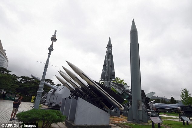 Копии северокорейской ракеты Р-17 (справа) и южнокорейских ракет на Военном мемориале Республики Корея 
