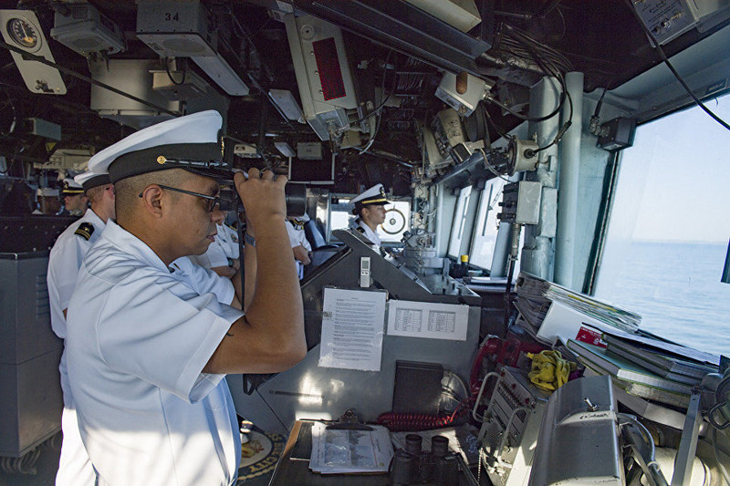 Экипаж корабля ВМС США USS Hue City. 10 июля 2017 