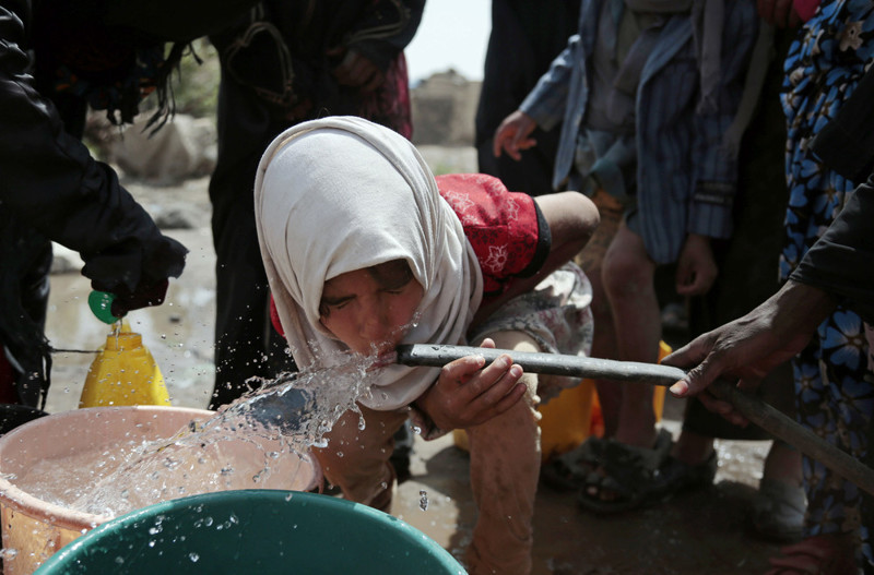 Девочка пьет воду на окраине Саны, Йемен, в среду 12 июля 2017. (Photo by Hani Mohammed/AP Photo)