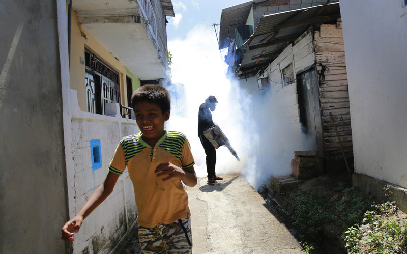 Мальчик на улице во время работ по борьбе с лихорадкой Денге в Коломбо, Шри-Ланка, 4 июля 2017 года. (Photo by Eranga Jayawardena/AP Photo)