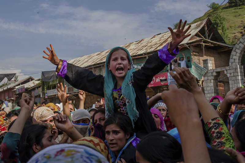 Девочка на похоронной процессии в Индийском Кашмире 21 июля 2017. (Photo by Dar Yasin/AP Photo)