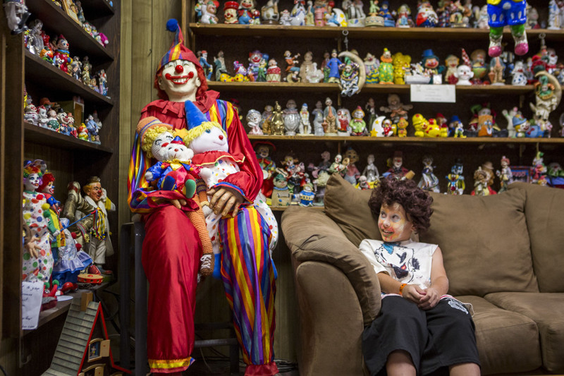 9-летний Kai James в фойе Мотеля страшных клоунов (Clown Motel) в городе Тонопа, США, 25 июля 2017 года. (Photo by Patrick Connolly/Las Vegas Review-Journal via AP Photo)