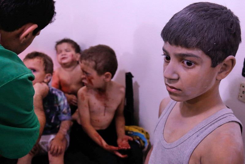 Сирийские дети в импровизированном госпитале после обстрела повстанцев в городе Арбин, Сирия, 24 июля. (Photo by Abdulmonam Eassa/AFP Photo)