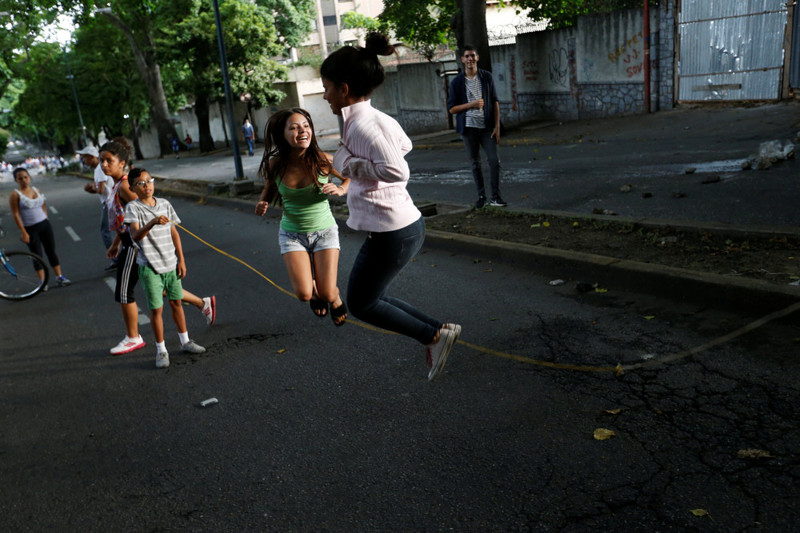 Дети на улице в Каракасе, Венесуэла, 19 июля 2017 года. (Photo by Andres Martinez Casares/Reuters)
