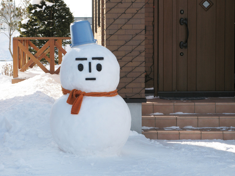 3. В Японии принято лепить снеговиков только из двух шаров.