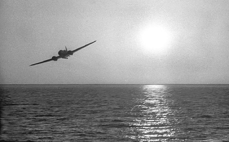 Торпедоносец Ил-4 9-го гвардейского минно-торпедного авиаполка ВВС Северного флота в полете над морем