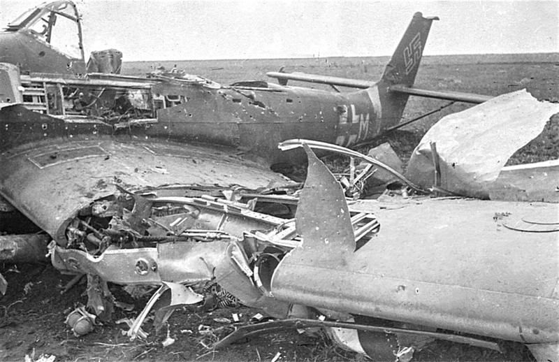 Пикирующий бомбардировщик люфтваффе Юнкерс Ю-87, сбитый советскими войсками