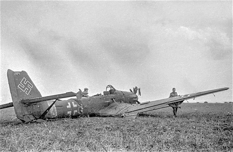 Красноармейцы осматривают сбитый и совершивший вынужденную посадку в поле пикирующий бомбардировщик люфтваффе Юнкерс Ю-87 (Ju-87).