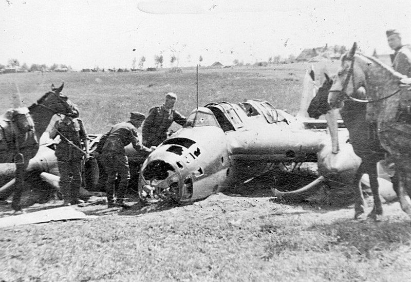 Немецкие солдаты осматривают сбитый под Демянском советский пикирующий бомбардировщик Ар-2