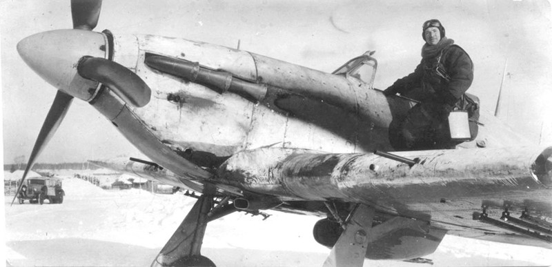 Советский летчик стоит на крыле своего истребителя «Харрикейн» английского производства