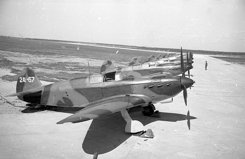Советские самолеты Як-7 на стоянке аэродрома.