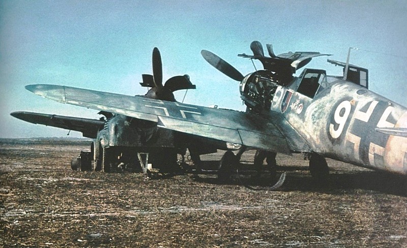 Обслуживание немецких истребителей Мессершмитт Bf. 109G-2 на аэродроме Славянск