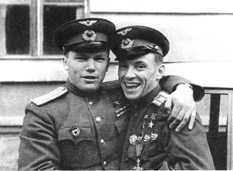 Трижды Герой Советского Союза гвардии майор И.Н. Кожедуб и дважды Герой Советского Союза гвардии майор К.А. Евстигнеев