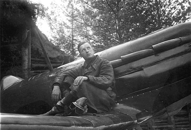 Командир 2-й эскадрильи 124-го истребительного авиаполка капитан Александр Георгиевич Пронин на крыле своего МиГ-3. Весна 1942 г.