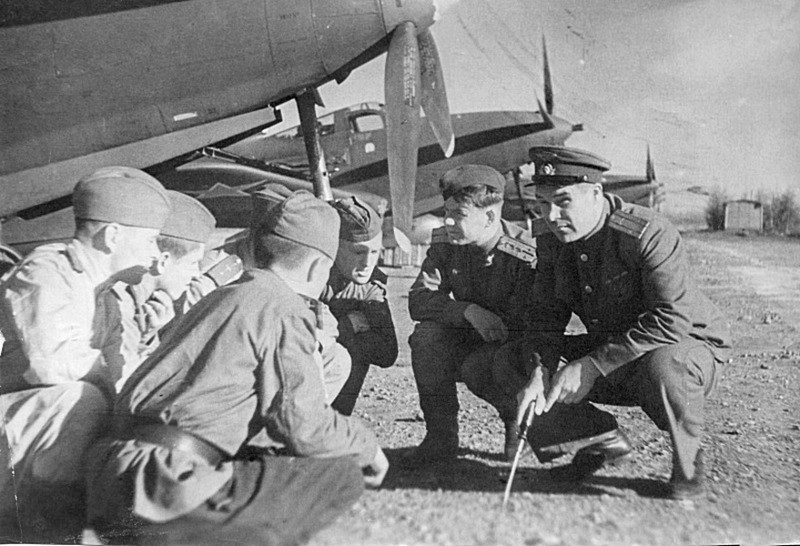 Командир 3-го перегоночного авиационного полка Борис Иванович Фролов (1907 — 1974) (крайний справа) с подчиненными на аэродроме у истребителей американского призводства P-63 «Кингкобра» (Bell P-63 Kingcobra).