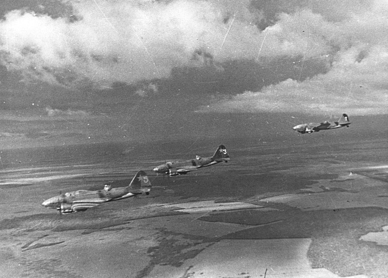 Самолеты Ил-4 5-го гвардейского минно-торпедного авиаполка в боевом полете