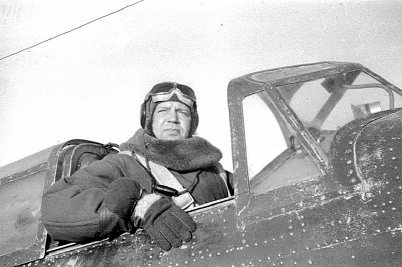 Летчик 9-го гвардейского минно-торпедного авиаполка гвардии капитан Г.Д. Попович в кабине самолета Ил-4