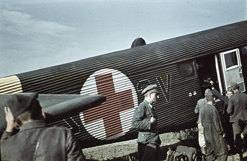 Гитлеровцы возле санитарного самолета Юнкерс Ю-52 (Ju-52) под Сталинградом.